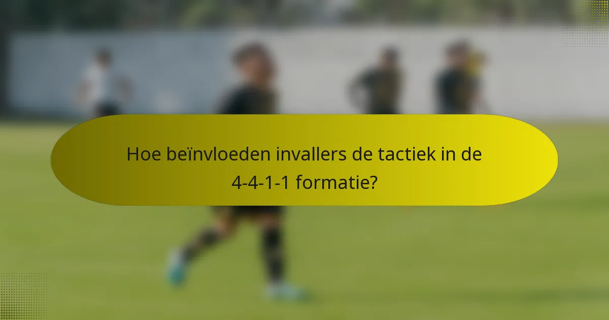 Hoe beïnvloeden invallers de tactiek in de 4-4-1-1 formatie?