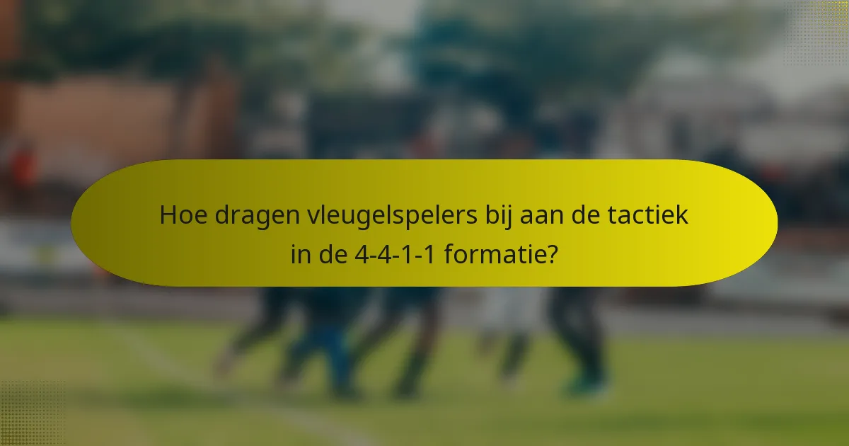 Hoe dragen vleugelspelers bij aan de tactiek in de 4-4-1-1 formatie?