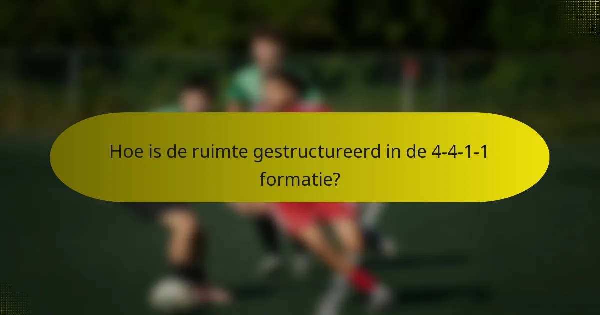 Hoe is de ruimte gestructureerd in de 4-4-1-1 formatie?