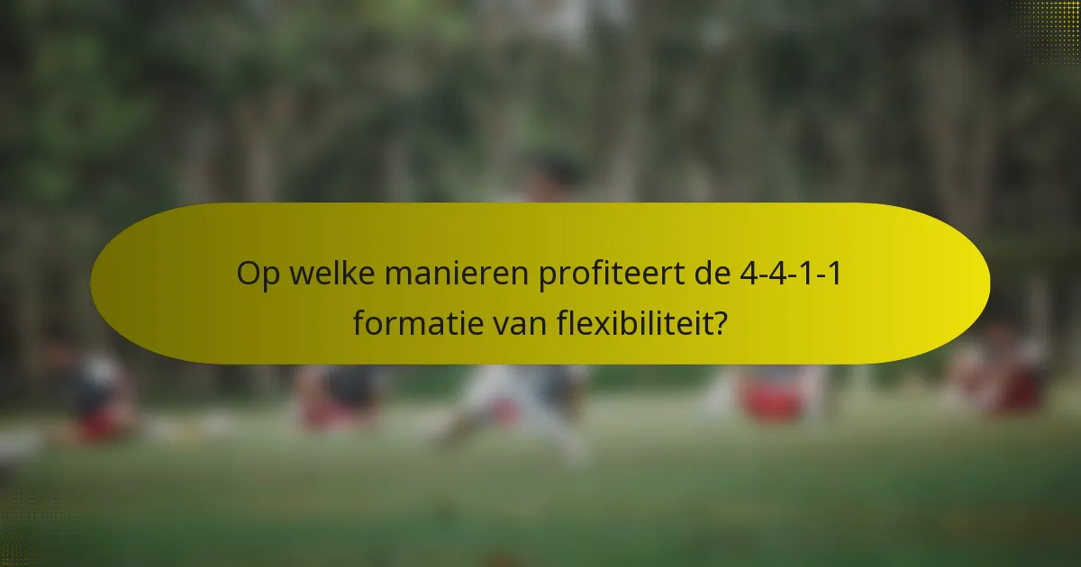Op welke manieren profiteert de 4-4-1-1 formatie van flexibiliteit?