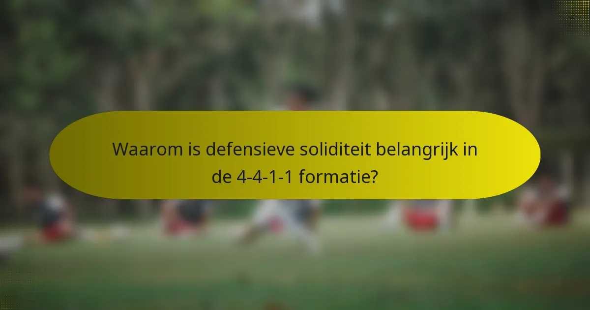 Waarom is defensieve soliditeit belangrijk in de 4-4-1-1 formatie?