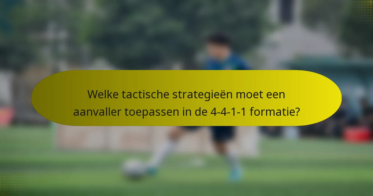 Welke tactische strategieën moet een aanvaller toepassen in de 4-4-1-1 formatie?